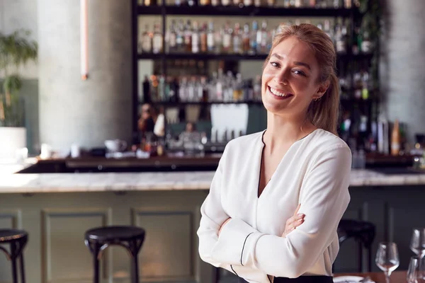 Portrét Sebevědomé Žena Majitel Restaurace Bar Stojící Pultu — Stock fotografie