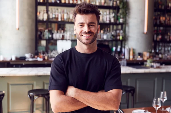 Porträtt Självsäker Man Ägare Restaurang Bar Står Vid Kassan — Stockfoto