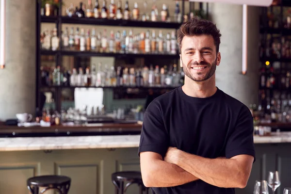 Retrato Hombre Confiado Propietario Restaurant Bar Pie Junto Mostrador —  Fotos de Stock