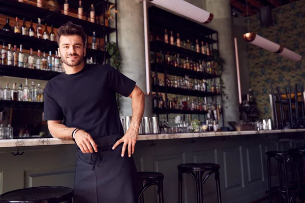 Retrato Hombre Confiado Propietario Bar Restaurante Apoyado Contra Contador —  Fotos de Stock
