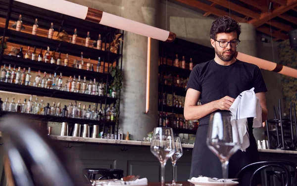 Maschio Cameriere Lucidatura Bicchieri Prima Servizio Bar Ristorante — Foto Stock