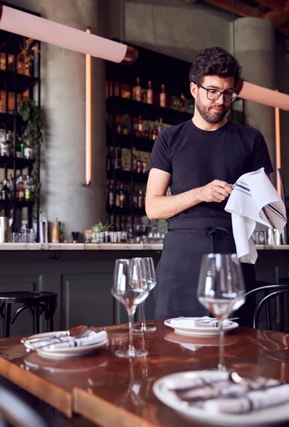 Maschio Cameriere Lucidatura Bicchieri Prima Servizio Bar Ristorante — Foto Stock