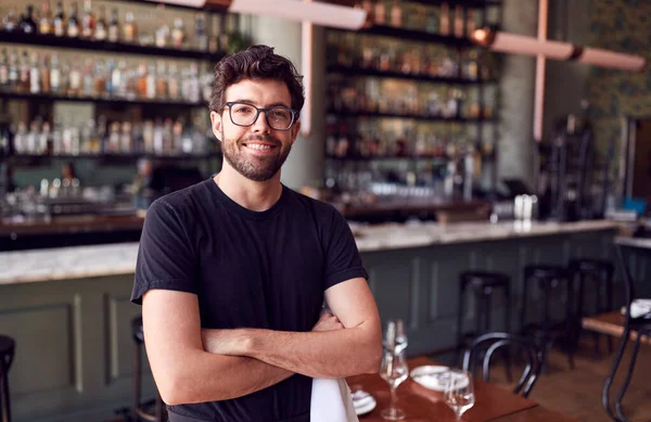 Retrato Del Camarero Masculino Parado Restaurante Del Bar Antes Del —  Fotos de Stock