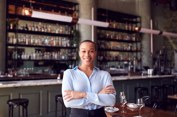 Retrato Confiada Propietaria Femenina Bar Restaurante Pie Junto Mostrador —  Fotos de Stock