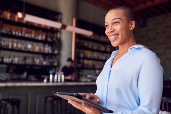 Sebevědomý Žena Vlastník Restaurace Bar Stojící Pultu Držet Digitální Tablet — Stock fotografie