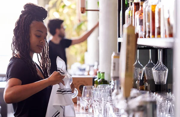 Vrouwelijke Barman Schoonmaken Van Glazen Met Doek Achter Bar — Stockfoto