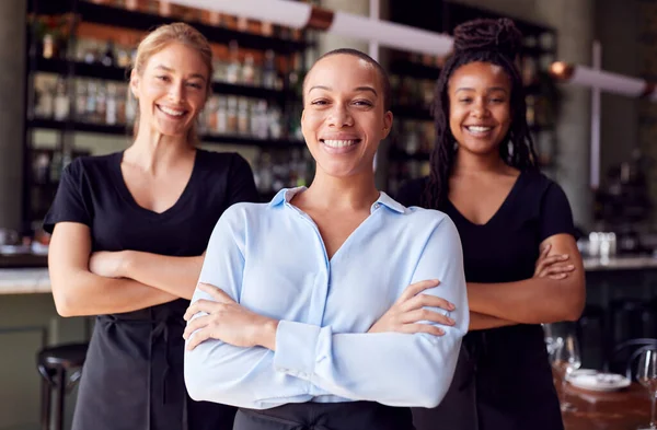 Ritratto Del Proprietario Femminile Del Bar Del Ristorante Con Team — Foto Stock