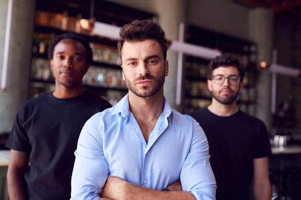 Retrato Proprietário Masculino Barra Restaurante Com Equipe Funcionários Espera Pelo — Fotografia de Stock