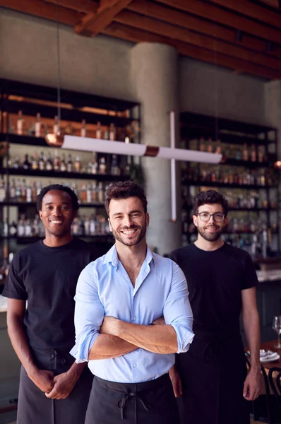 Portret Van Mannelijke Eigenaar Van Restaurant Bar Met Team Van — Stockfoto