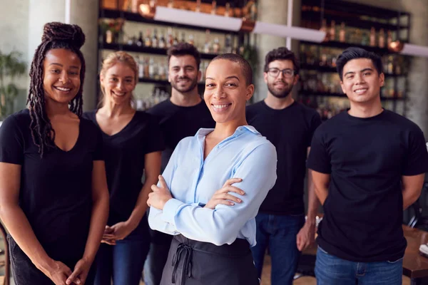 Retrato Propietaria Femenina Restaurante Bar Con Equipo Personal Espera Pie — Foto de Stock