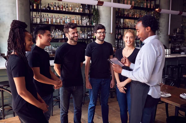 Gerente Restaurante Masculino Com Tablet Digital Dando Equipe Falar Com — Fotografia de Stock