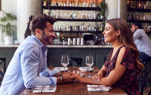 Pár Valentýna První Rande Sedí Stolu Restauraci — Stock fotografie