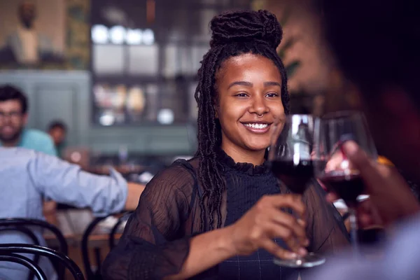 Pareja Día San Valentín Primera Cita Haciendo Brindis Restaurante — Foto de Stock