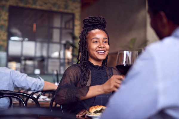 Casal Dia Dos Namorados Primeiro Encontro Fazendo Brinde Restaurante — Fotografia de Stock