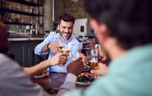 Skupina Přátel Setkání Restauraci Slaví Dělá Přípitek — Stock fotografie