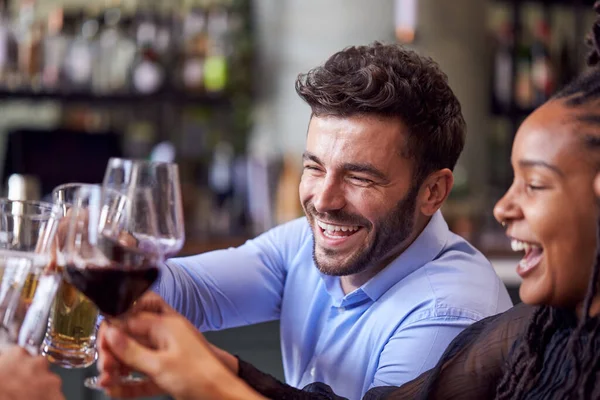 Freundeskreis Trifft Sich Restaurant Und Feiert Und Stößt — Stockfoto