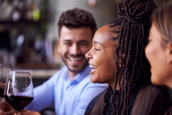 Freundeskreis Trifft Sich Restaurant Und Feiert Und Stößt — Stockfoto