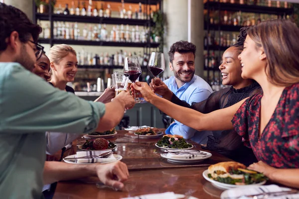 Skupina Přátel Setkání Restauraci Slaví Dělá Přípitek — Stock fotografie