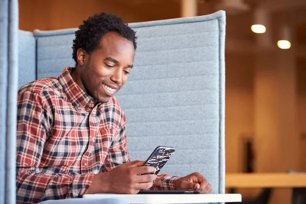 Geschäftsmann Schreibtisch Der Kabine Modernen Büroarbeitsplätzen Mit Dem Handy — Stockfoto