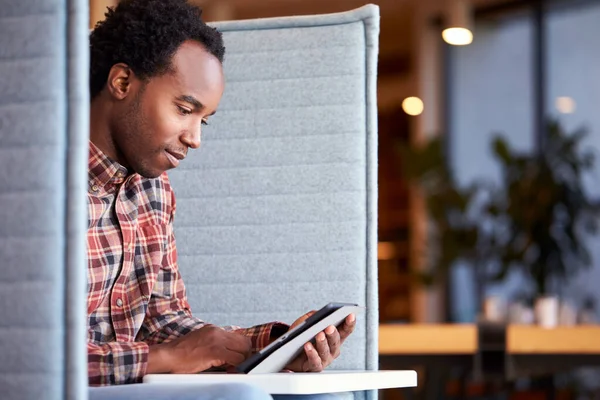 Modern Ofis Çalışma Alanı Nda Dijital Tablet Kullanarak Çalışma Masasındaki — Stok fotoğraf