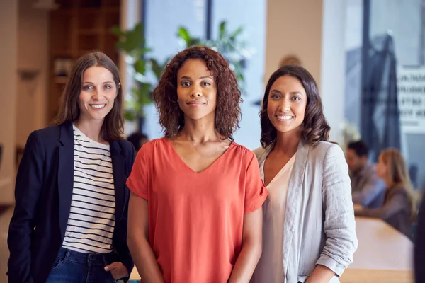 Portrait Trois Femmes Affaires Debout Dans Bureau Moderne Ouvert Ensemble — Photo