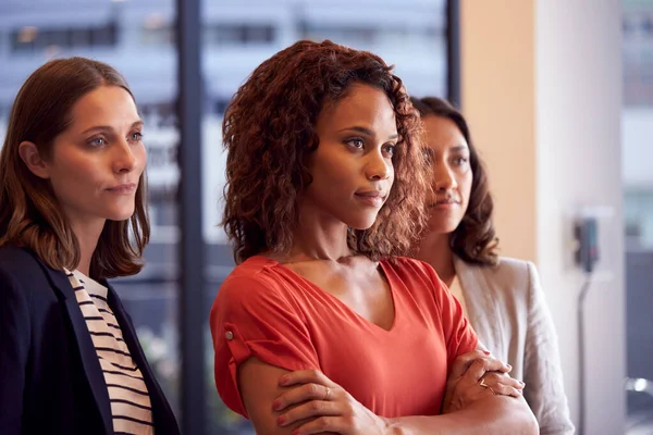 Tre Affärskvinnor Står Modern Öppen Planlösning Kontor Tillsammans — Stockfoto