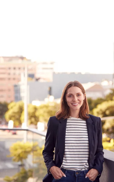 Portrait Femme Affaires Souriante Debout Extérieur Immeuble Bureaux Avec Ville — Photo