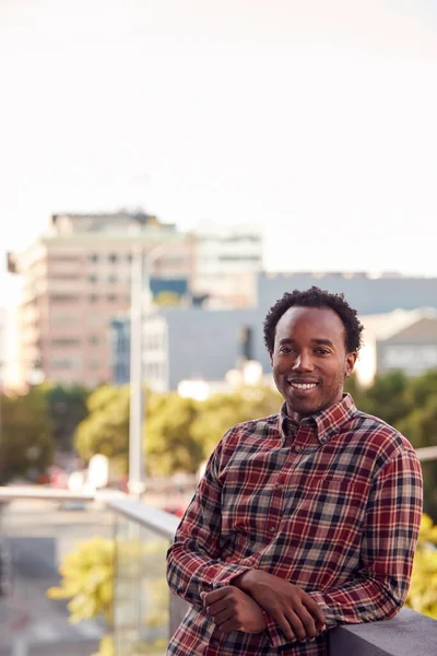 Portret Van Een Zakenman Die Buiten Kantoorgebouw Staat Met City — Stockfoto