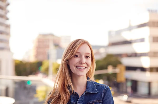 Portrét Usměvavé Mladé Podnikatelky Stojící Mimo Kancelářskou Budovu Panoramatem Města — Stock fotografie