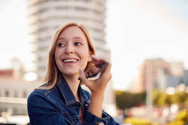 Zakenvrouw Buiten Kantoorgebouw Met Behulp Van Mobiele Telefoon Met City — Stockfoto