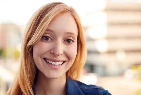 Retrato Una Joven Empresaria Sonriente Parada Exterior Del Edificio Oficinas —  Fotos de Stock