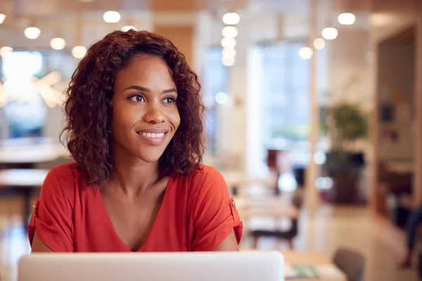 Geschäftsfrau Schreibtisch Modernen Büroarbeitsraum Mit Laptop — Stockfoto