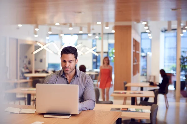 Empresario Escritorio Espacio Trabajo Moderno Oficina Con Ordenador Portátil — Foto de Stock