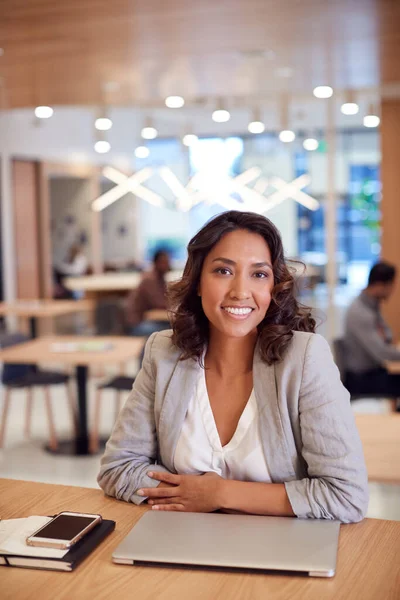 Portret Van Zakenvrouw Aan Het Bureau Modern Kantoor Werkplek Met — Stockfoto