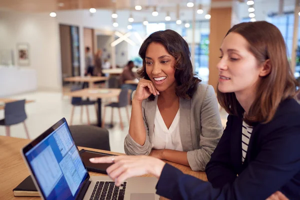 Twee Zakenvrouwen Met Laptop Aan Balie Open Plan Office Werken — Stockfoto