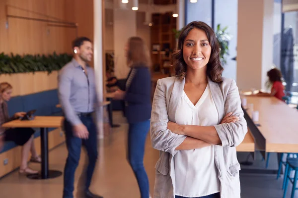 Portrait Femme Affaires Debout Dans Bureau Moderne Occupé Ouvert Avec — Photo