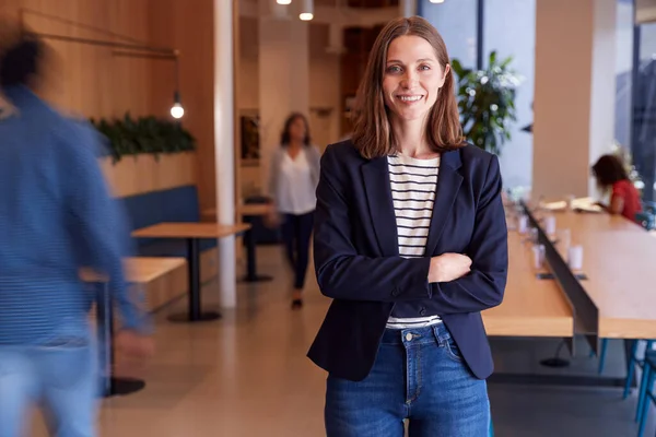 Porträtt Affärskvinna Står Upptagen Modern Öppen Plan Kontor Med Kollegor — Stockfoto