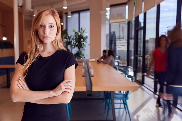 Portret Van Zakenvrouw Staande Drukke Moderne Open Plan Kantoor Met — Stockfoto