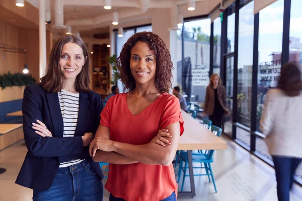 Porträtt Två Affärskvinnor Står Modern Öppen Plan Kontor Tillsammans — Stockfoto