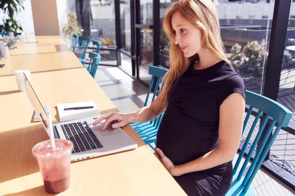 Těhotná Podnikatelka Sedí Stolem Moderní Kanceláři Pomocí Notebooku — Stock fotografie