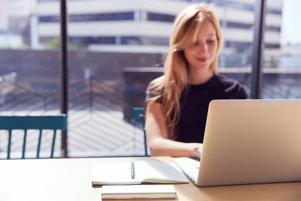 Junge Unternehmerin Schreibtisch Modernen Büroarbeitsplätzen Mit Laptop Und Fokus Auf — Stockfoto