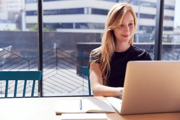 Junge Unternehmerin Schreibtisch Modernen Büroräumen Mit Laptop — Stockfoto