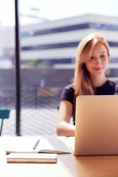 Jovem Empresária Mesa Escritório Moderno Espaço Trabalho Usando Laptop Com — Fotografia de Stock