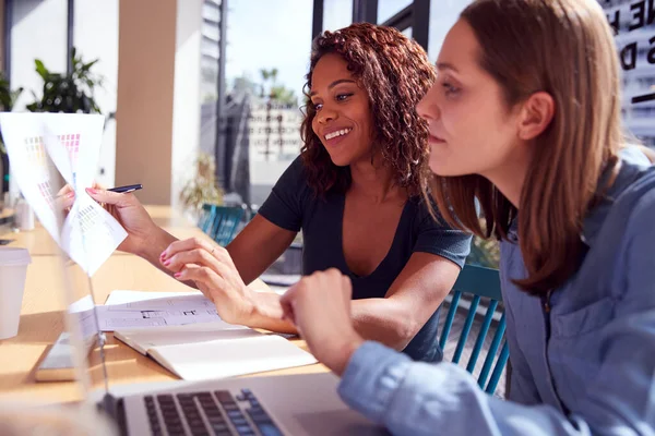 Duas Mulheres Negócios Com Laptop Mesa Pela Janela Escritório Colaborando — Fotografia de Stock