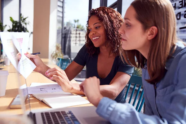 Twee Zakenvrouwen Met Laptop Aan Balie Door Een Raam Kantoor — Stockfoto