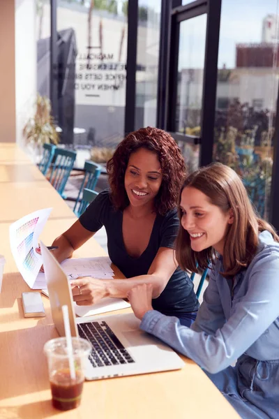 Duas Mulheres Negócios Com Laptop Mesa Pela Janela Escritório Colaborando — Fotografia de Stock