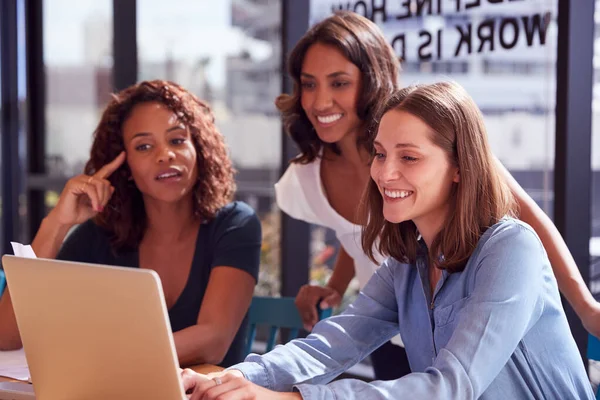 Tres Mujeres Negocios Con Ordenador Portátil Escritorio Por Ventana Oficina — Foto de Stock