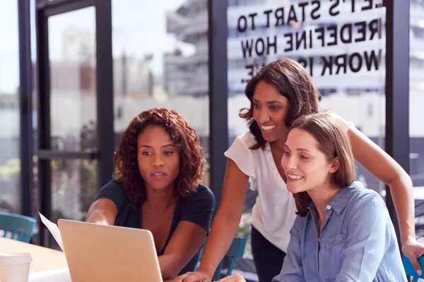 Trois Femmes Affaires Avec Ordinateur Portable Bureau Par Fenêtre Dans — Photo