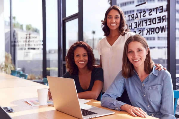 Πορτρέτο Των Τριών Γυναικών Επιχειρήσεων Φορητό Υπολογιστή Στο Γραφείο Από — Φωτογραφία Αρχείου