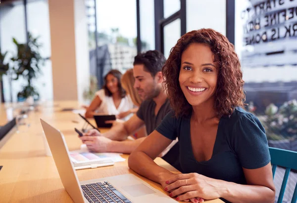 Retrato Empresaria Que Trabaja Escritorio Espacio Trabajo Abierto Compartido Oficina — Foto de Stock